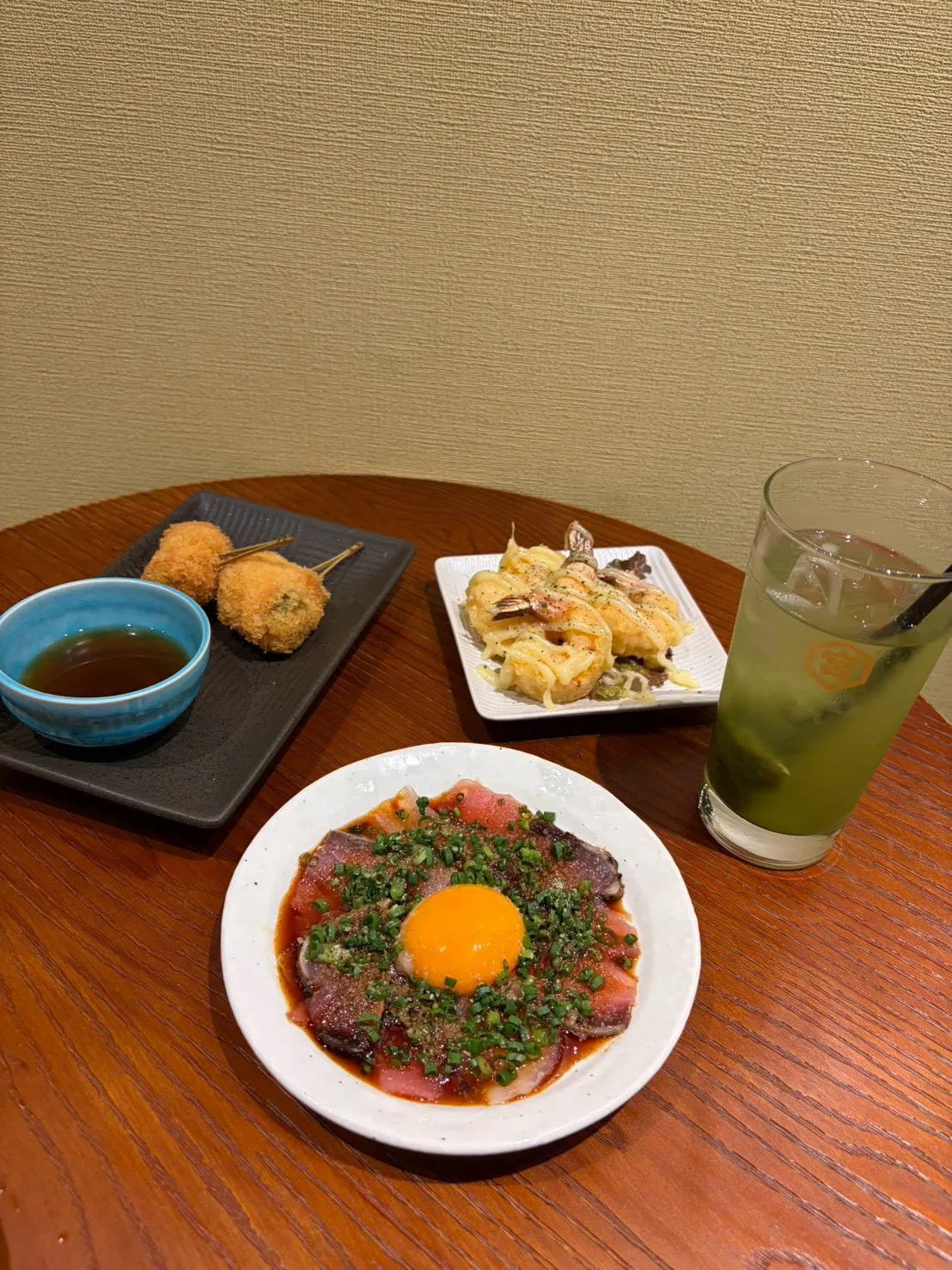卓の料理とドリンク