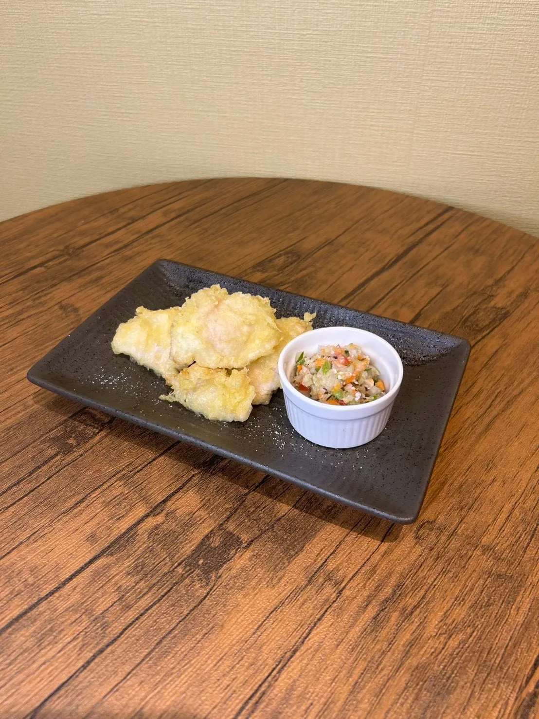 サルサ付きの揚げ物